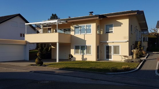 haus mit balkon über garage