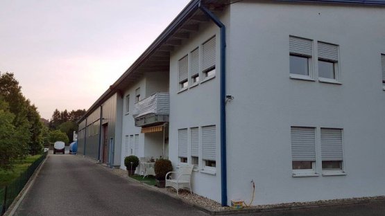 LKW-Halle mit angrenzendem Wohnhaus